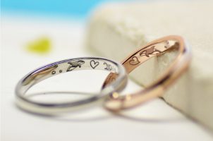 2、シャチと記念日を描いた結婚指輪