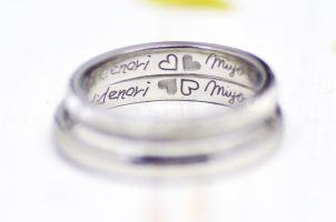 8、四つ葉のクローバーを描いた結婚指輪