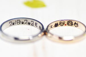 10、2人の似顔絵と記念日を描いた結婚指輪