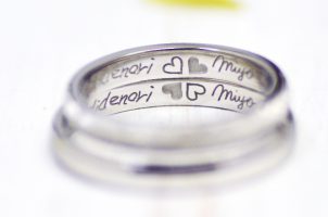 ６、クローバーと名前を描いた結婚指輪