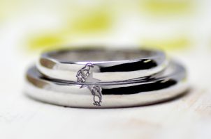 2、ペンギンと星を描いた結婚指輪