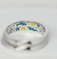 亀とイルカと海の世界をカラ彫刻した結婚指輪