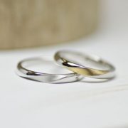 湖水に浮かぶ月の様子をデザインしたシンプルな結婚指輪
