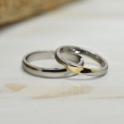 湖水の波紋に月が映る様子のシンプルな結婚指輪