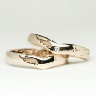 翼と星のV字の結婚指輪