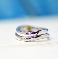 イニシャルとクローバーのタガネ彫りの結婚指輪