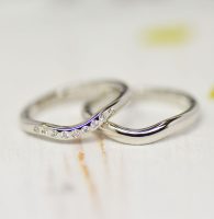 U字ラインにダイヤモンドをドットセッティングしたシンプルな結婚指輪