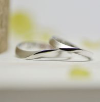 立体的ひねりにマットと光沢のコンビネーションを生かすシンプル結婚指輪
