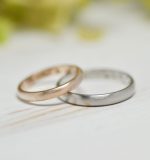 ピンクゴールドとプラチナのマット加工のシンプルな結婚指輪