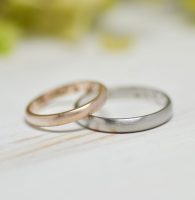 ピンクゴールドとプラチナのマット加工のシンプルな結婚指輪