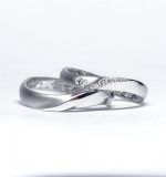 Ｓ字ラインの立体的ひねりにダイヤをあしらうシンプルな結婚指輪