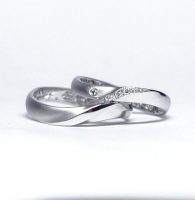 Ｓ字ラインの立体的ひねりにダイヤをあしらうシンプルな結婚指輪