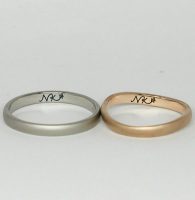 ふたりのイニシャルをデザインして手描きした結婚指輪