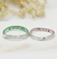 ハリネズミと記念日をグリーンとピンクカラーに彫刻した結婚指輪