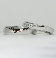 Ｓ字ラインの境界面にダイヤモンドをセッティングしたシンプルな結婚指輪