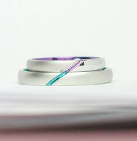 紫色とグリーン色のストライプが絆を感じる結婚指輪