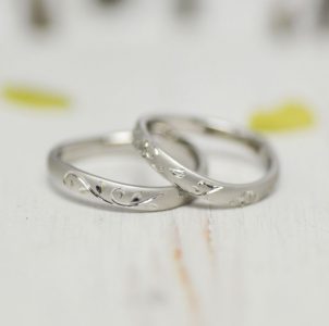 イニシャルと蔦と桜をタガネ彫した結婚指輪