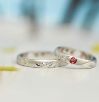 桜とバラとイニシャルのタガネ彫の結婚指輪
