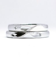 イニシャルと流星を手彫りの星とミルグレインでデザインした結婚指輪