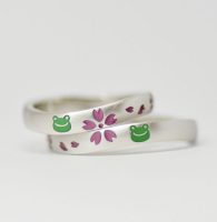 桜と蛙をデザインした結婚指輪