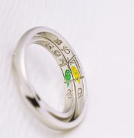 大好きなセキセイインコをカラー彫刻した結婚指輪
