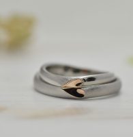 合わせるとゴールドのハートが完成する結婚指輪