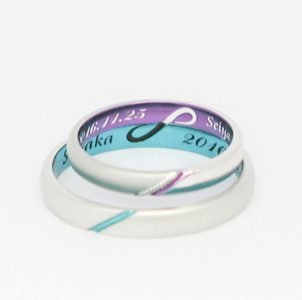 繋がるインフィニティと日付、紫とブルーカラーにコートした結婚指輪