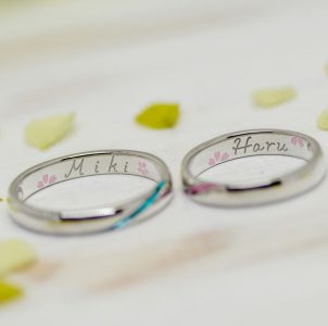 思い出の桜と互いの名前を手描きした結婚指輪