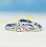 海をイメージして波をデザインした結婚指輪