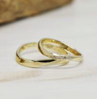 Ｓ字ラインにひねりを加えてダイヤを留めたゴールド製のシンプル結婚指輪