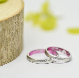 ミルタガネの斜めラインで光沢とマットをシェアした結婚指輪