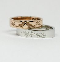 愛鳥のセキセイインコを彫刻した結婚指輪