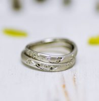 イニシャルと桜を手彫りした結婚指輪