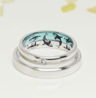 戯れるシャチとペンギン大好きをカラー刻印した結婚指輪