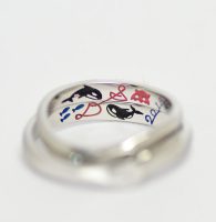 手描きのシャチとイニシャルをカラー彫刻した結婚指輪
