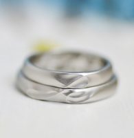 互いのイニシャルをデザインした結婚指輪