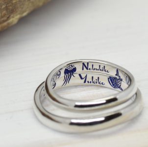クラゲとジンベイザメをこよなく愛し手描きカラー刻印した結婚指輪