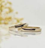 ラテゴールデンカラーのシンプルな平甲丸の結婚指輪