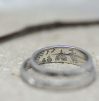 ペンギンと音楽と思い出の風景を彫刻した結婚指輪