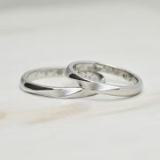 湖水に広がる波紋をデザインしたシンプルな結婚指輪