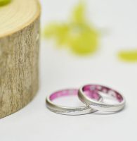 光沢とマット仕上げを斜めラインのミルグレインでシェアした結婚指輪