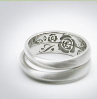 合せると大輪の薔薇が完成する結婚指輪