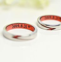 記念日と流星をレッドカラーに染めた結婚指輪