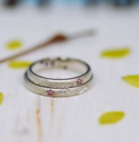 つや消しに手彫りの桜とピンクの小桜をデザインした結婚指輪