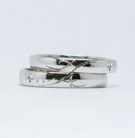イニシャルと流星をタガネ彫した結婚指輪