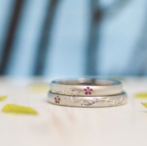 ツタのラインのイニシャルと合わせ桜で結ばれる結婚指輪