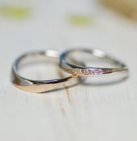 プラチナ台のトップにピンクゴールドをあしらったシンプルな結婚指輪