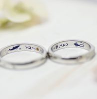 イルカとスキューバーダイビングを描いてカラー彫刻した結婚指輪