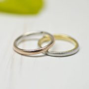 指輪の外側と内側で金種を変えてナチュラルテイストのシンプルな結婚指輪