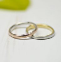 指輪の外側と内側で金種を変えてナチュラルテイストのシンプルな結婚指輪